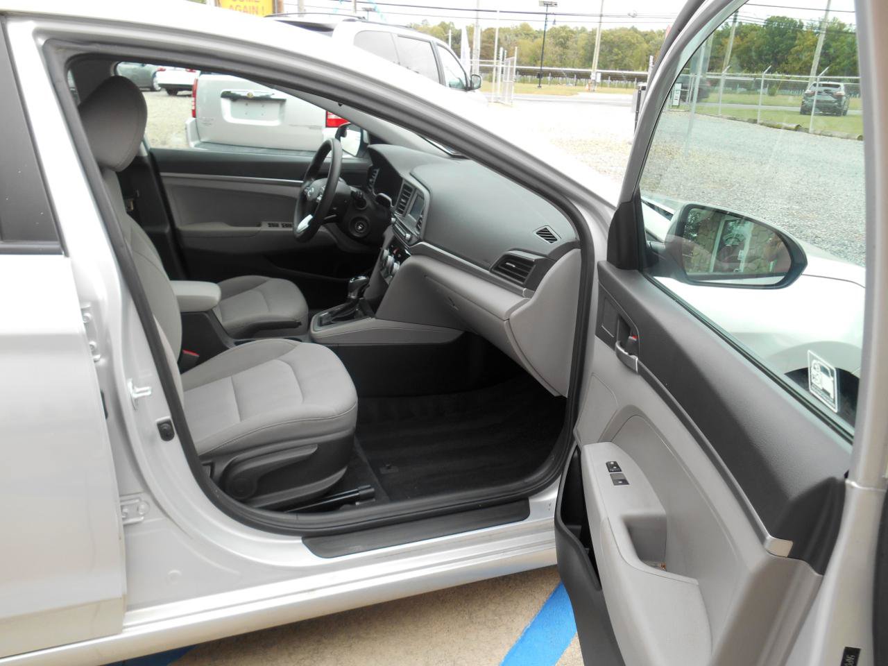 Used 2019 Hyundai Elantra SE FWD image 8
