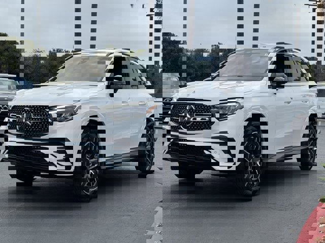 Used 2025 Mercedes-Benz GLC 300 4MATIC image 4