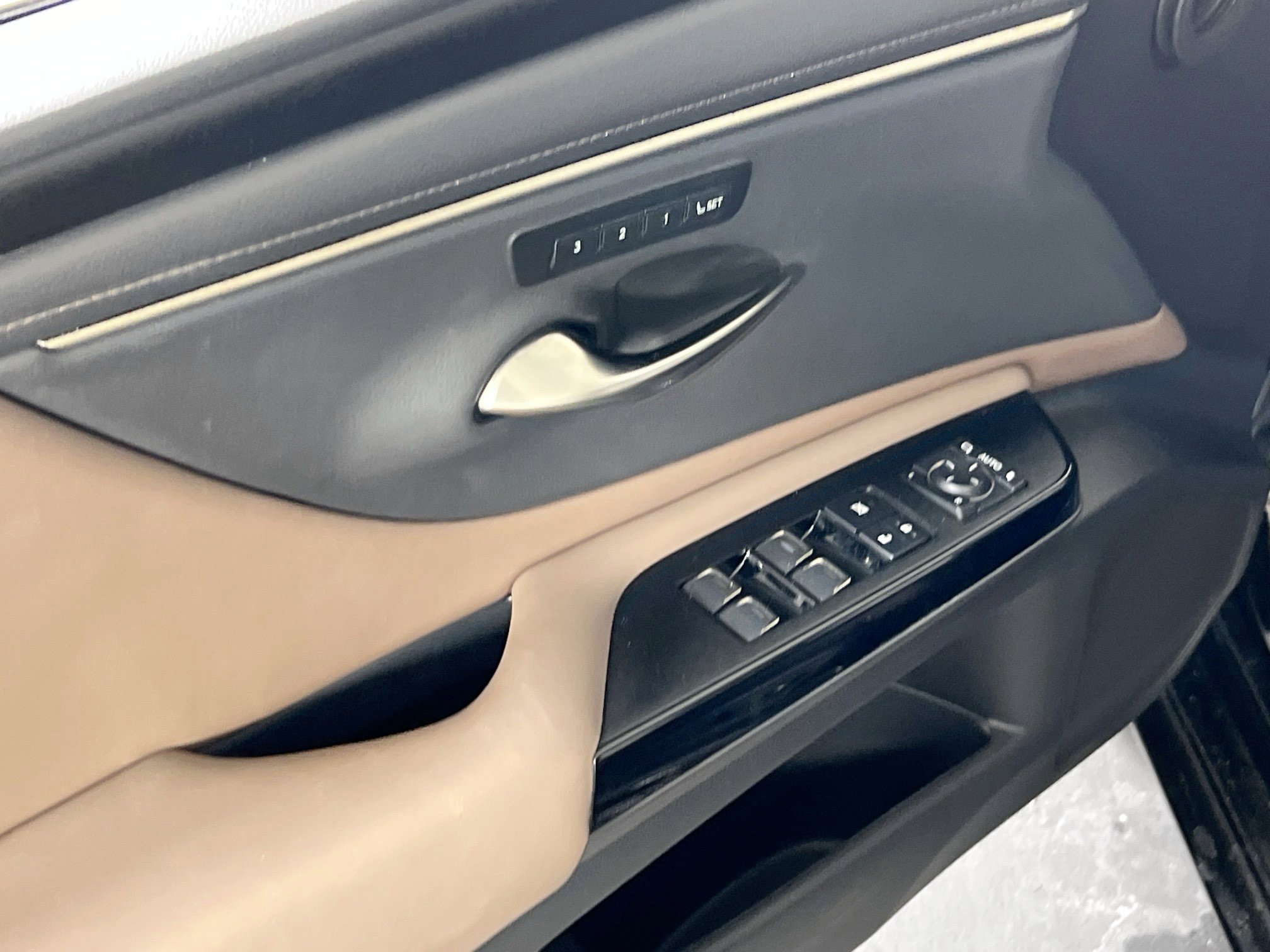 Used 2022 Lexus ES 350 w/ Premium Package image 17