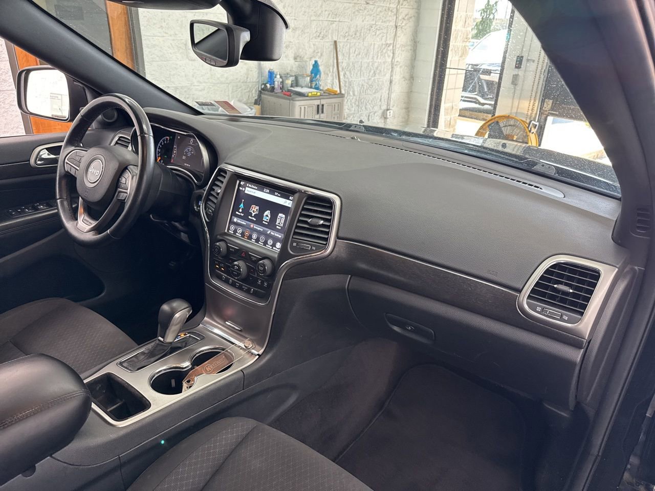 Used 2018 Jeep Grand Cherokee Laredo image 49
