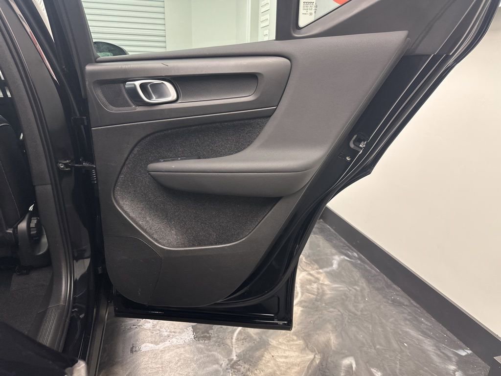 Used 2023 Volvo XC40 B5 Core image 12
