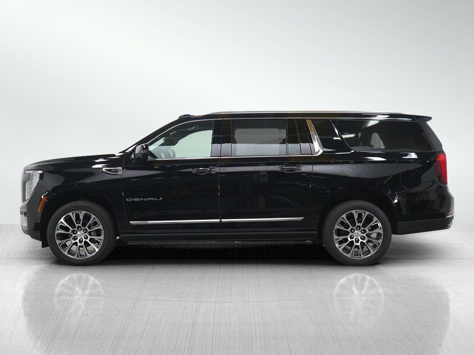 Used 2025 GMC Yukon XL Denali w/ Sun & Power Step Package AWD/4WD image 2