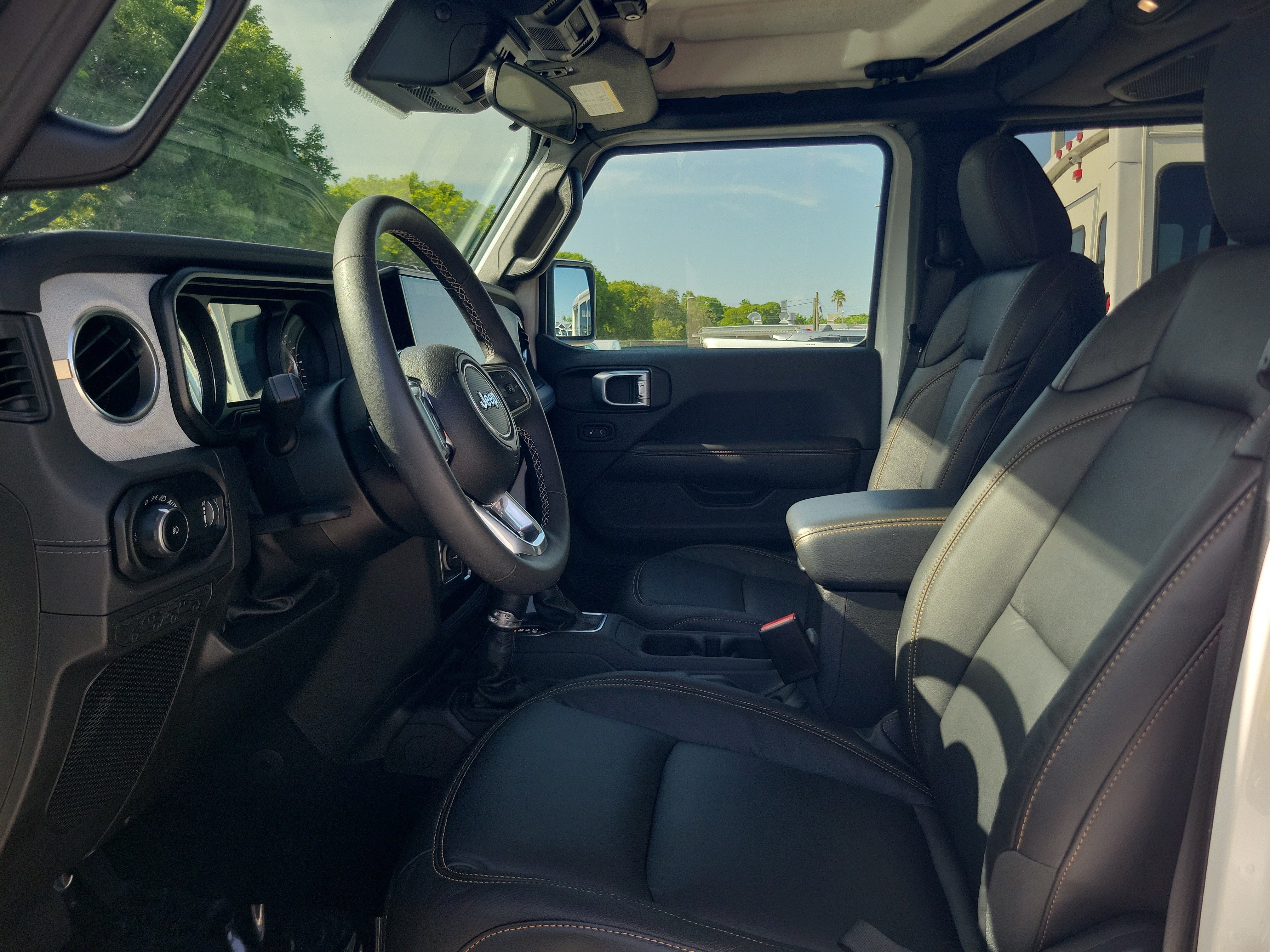 Used 2025 Jeep Wrangler Unlimited Sahara AWD/4WD image 10