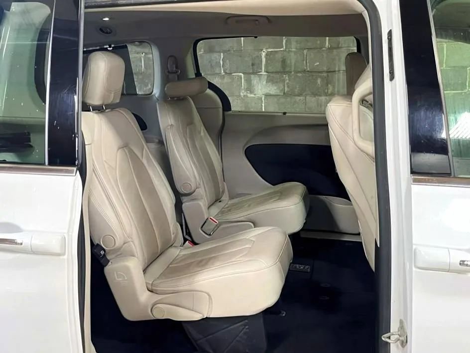 Used 2019 Chrysler Pacifica Touring-L Plus image 11