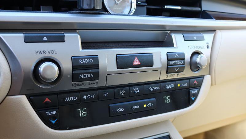 Used 2015 Lexus ES 350 4dr Sdn w/ Luxury Package image 18