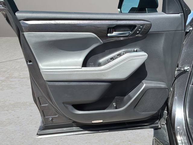 Used 2023 Toyota Highlander Platinum FWD image 16