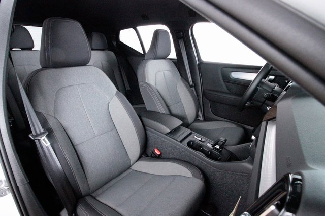 Certified 2025 Volvo XC40 B5 Core w/ Climate Package image 21
