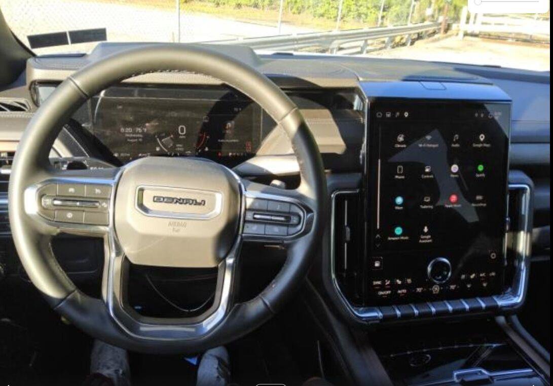 Used 2025 GMC Yukon Denali AWD/4WD image 4