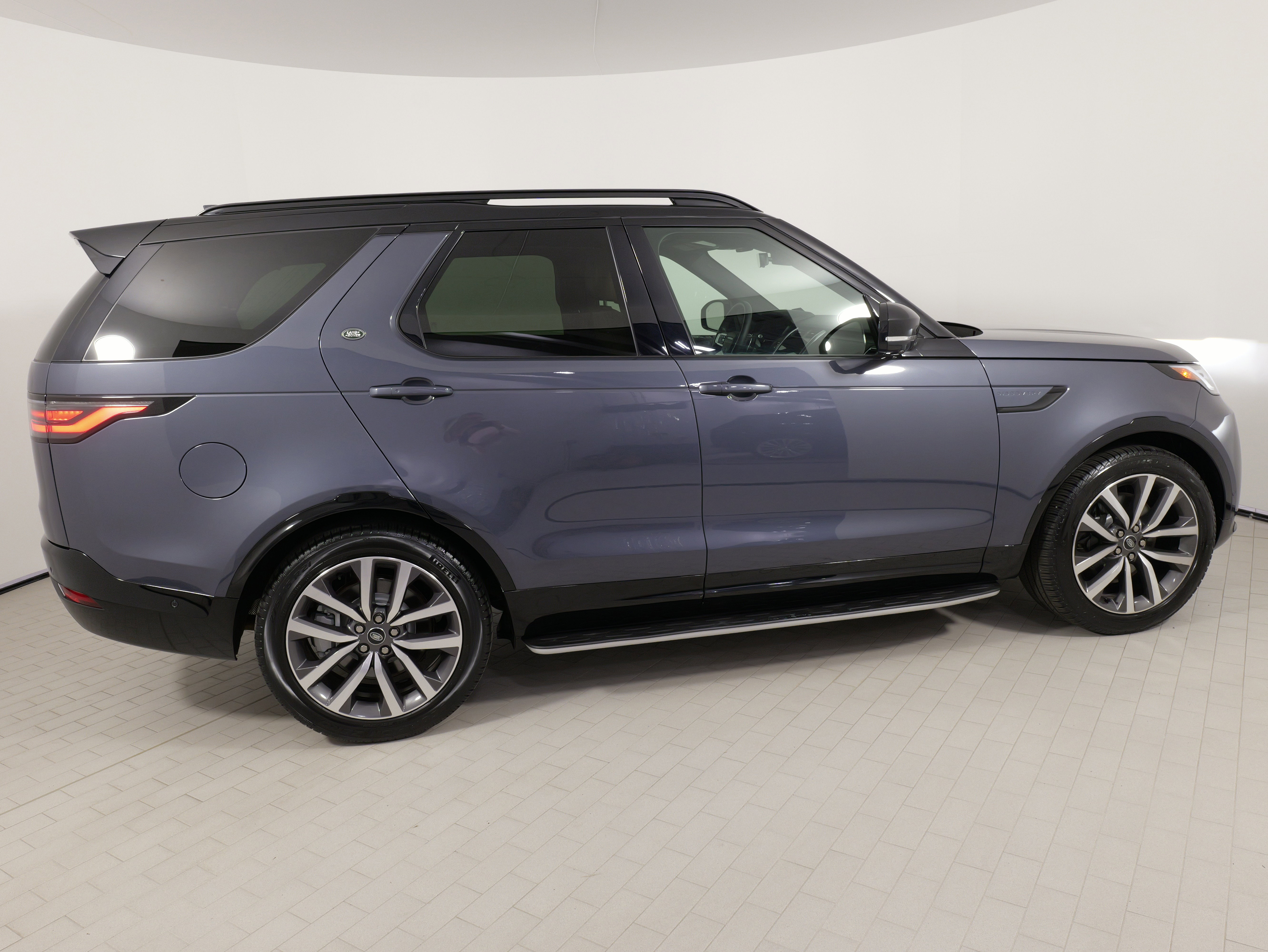 Used 2024 Land Rover Discovery Dynamic SE image 10