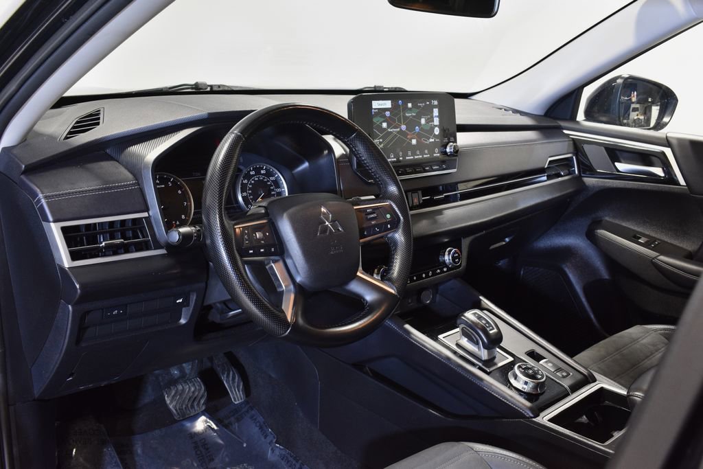 Used 2024 Mitsubishi Outlander SE Black Edition image 11
