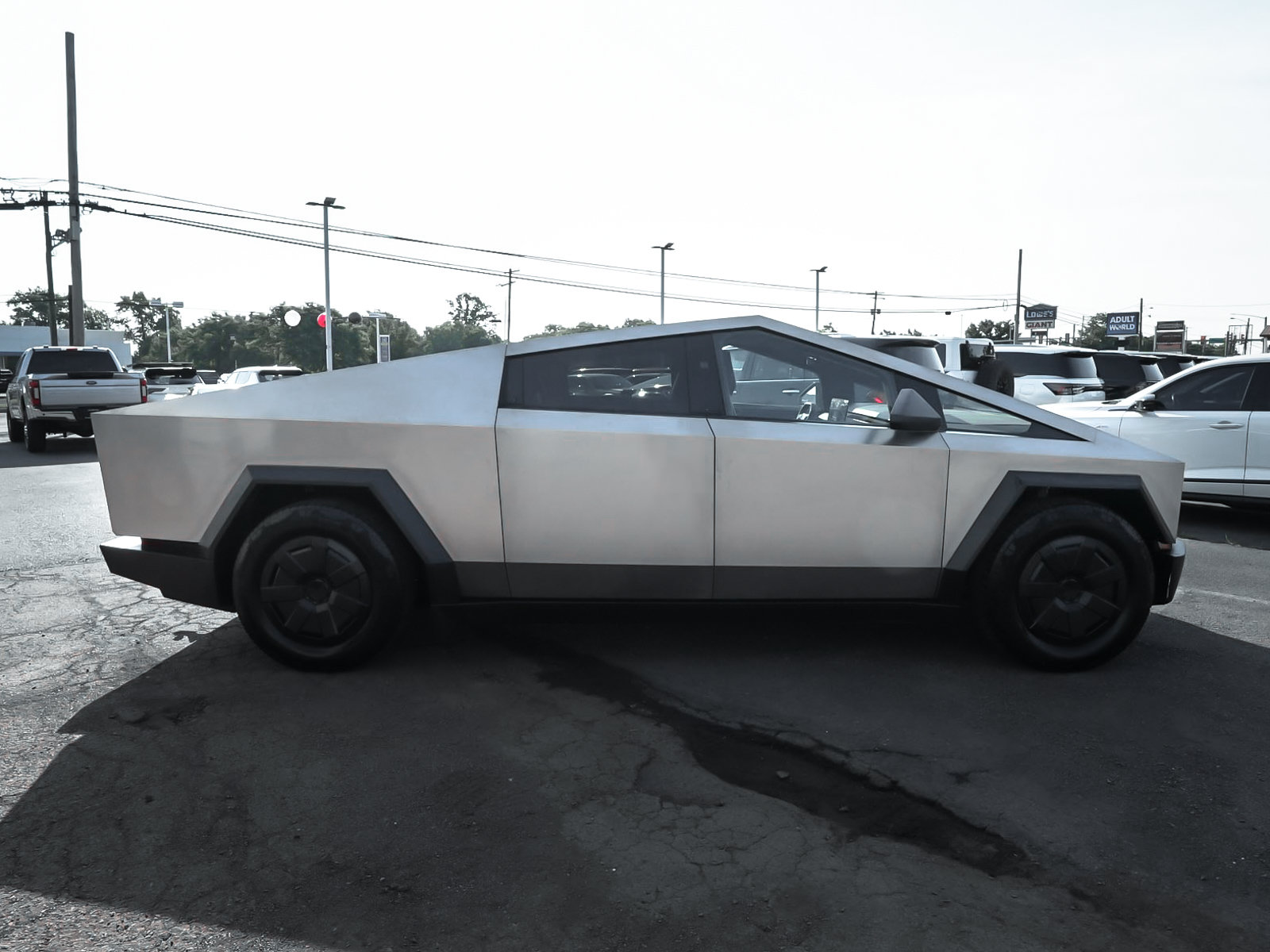 Used 2025 Tesla Cybertruck AWD Crew Cab image 8