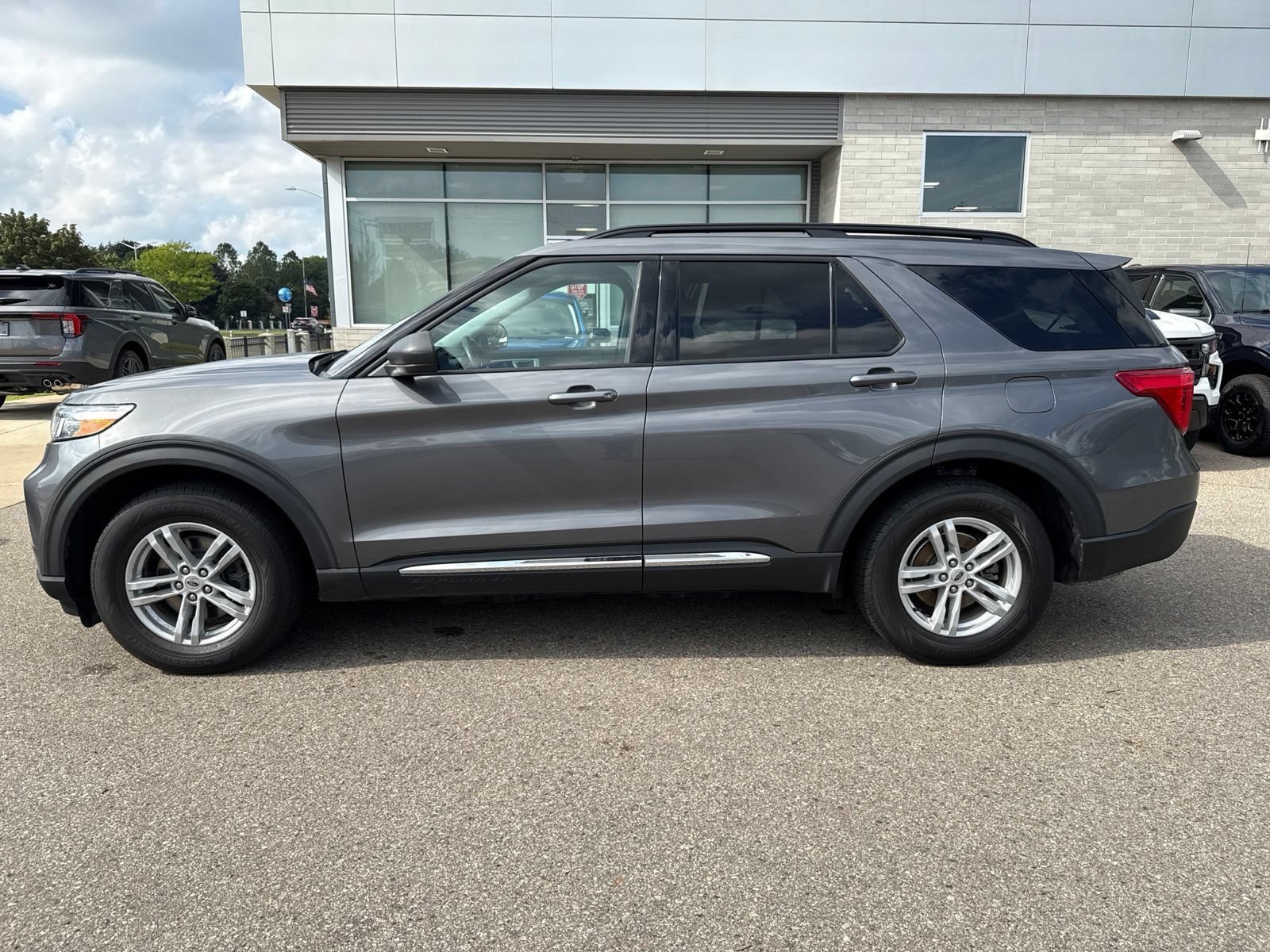 Used 2021 Ford Explorer XLT w/ Equipment Group 202A AWD/4WD image 10