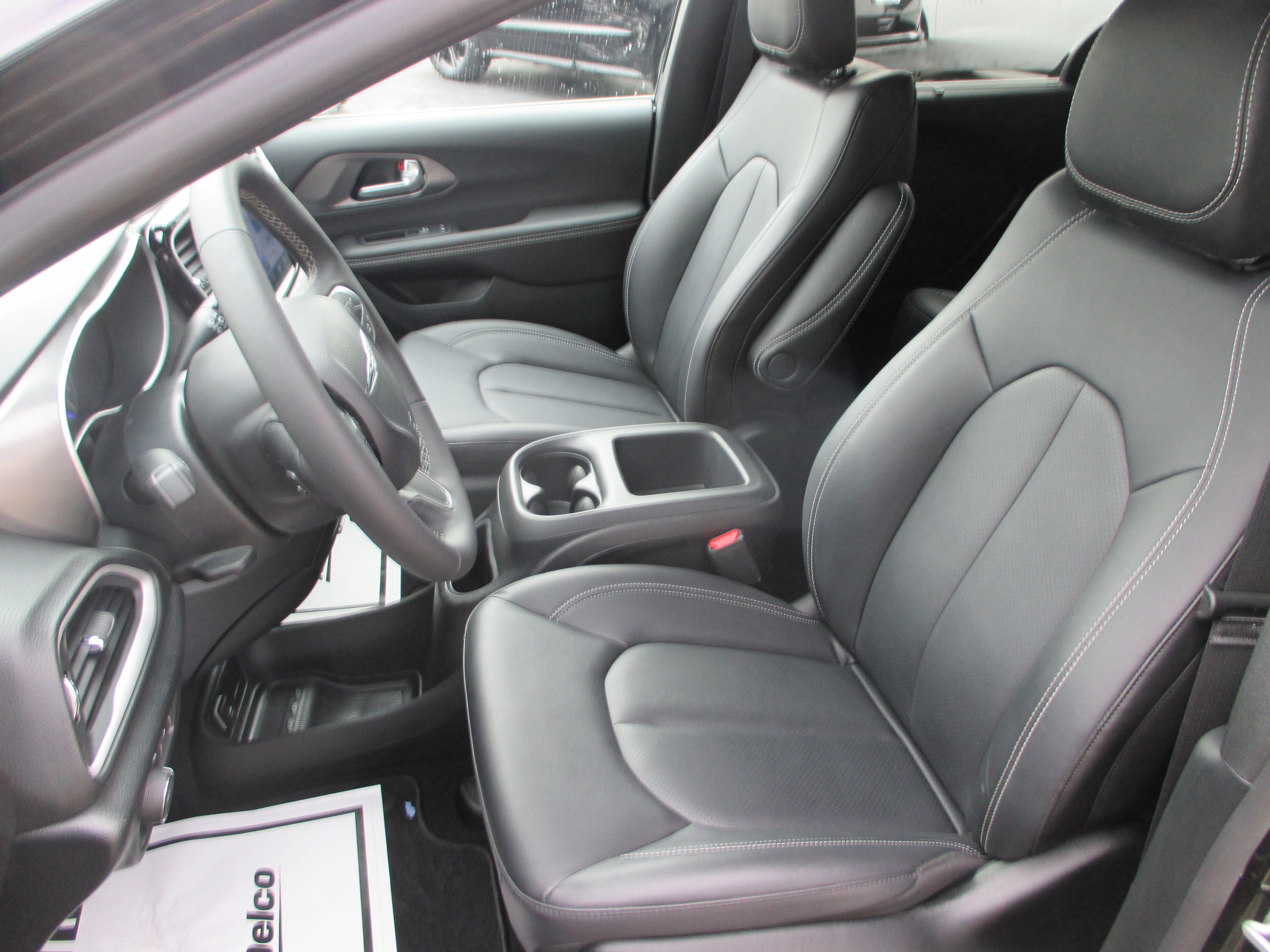 Used 2026 Chrysler Pacifica Select image 15