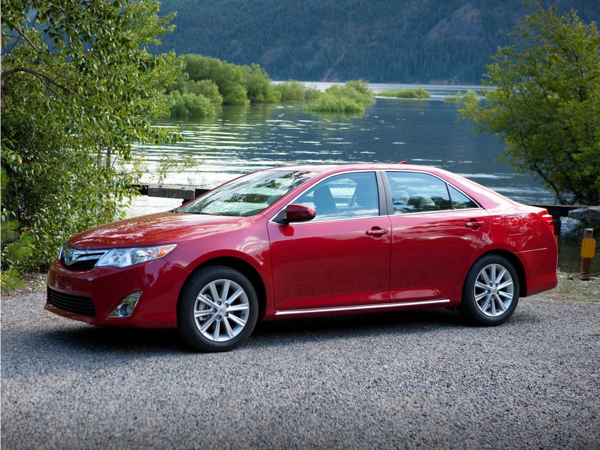 Used 2014 Toyota Camry LE FWD image 1
