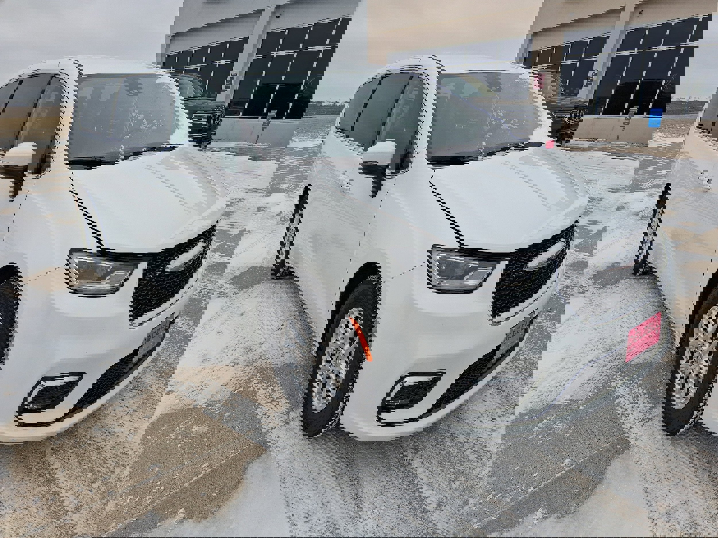 Used 2023 Chrysler Pacifica Touring-L FWD image 4