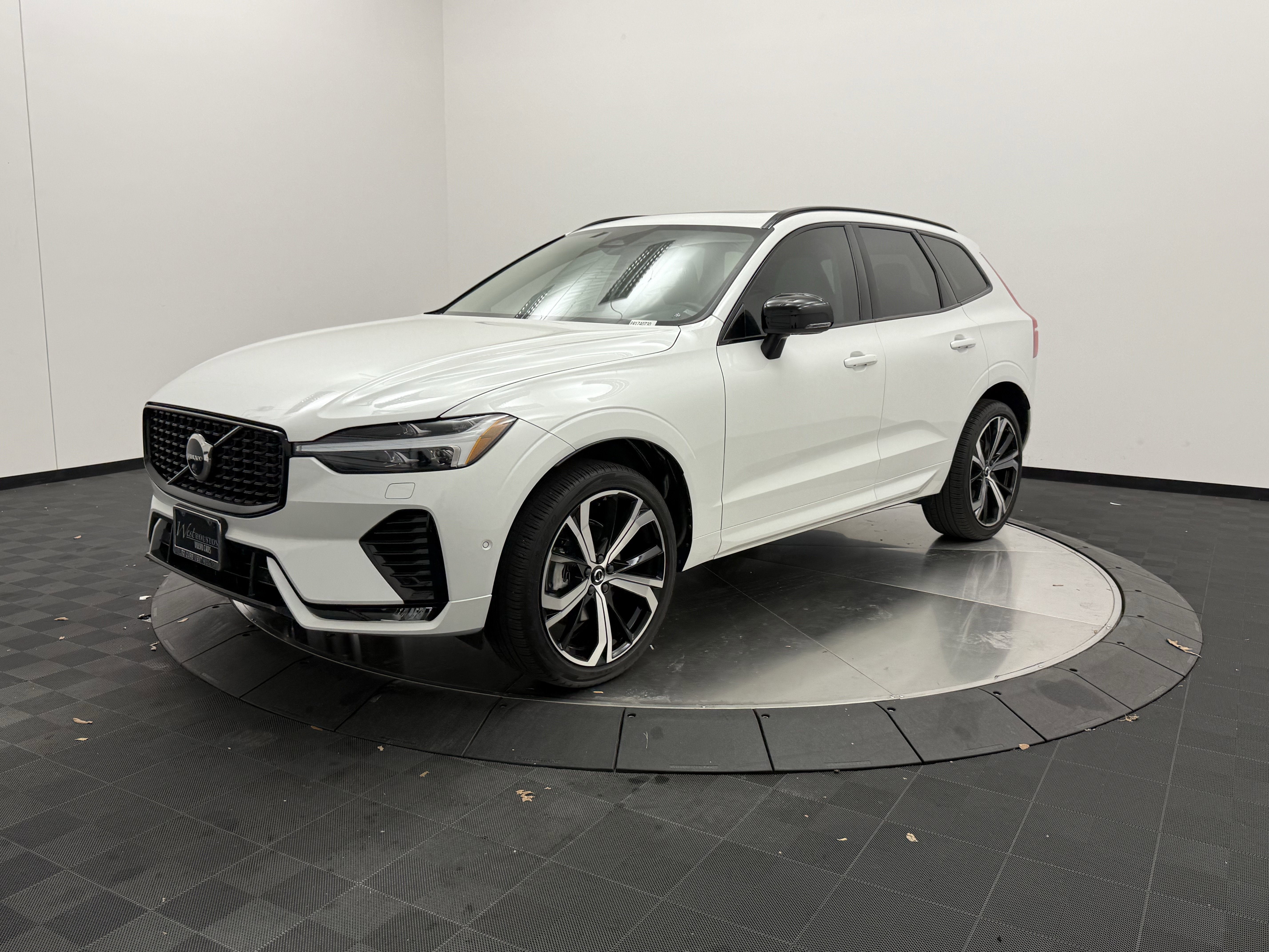 Certified 2024 Volvo XC60 B5 Ultimate w/ Protection Package Premier image 3