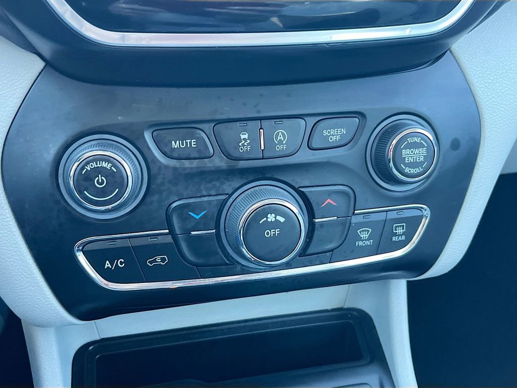 Used 2021 Jeep Cherokee Latitude Plus FWD image 15