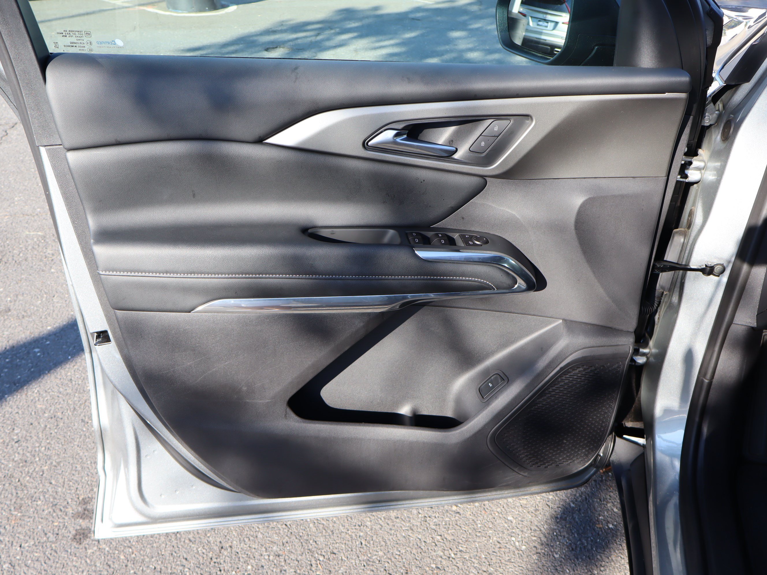 Used 2025 Chevrolet Traverse LT FWD image 16