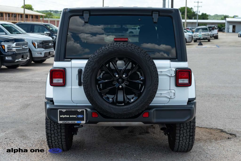 Used 2022 Jeep Wrangler Unlimited Sahara w/ Cold Weather Group AWD/4WD image 8