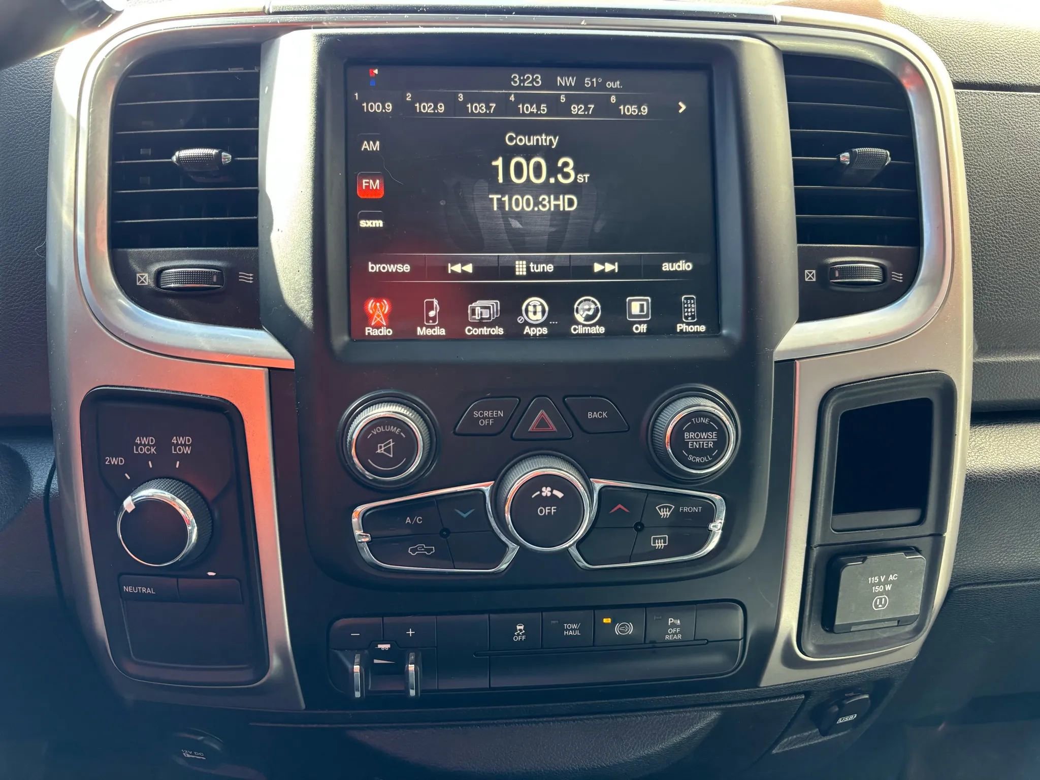 Used 2016 RAM 2500 SLT w/ Luxury Group image 25