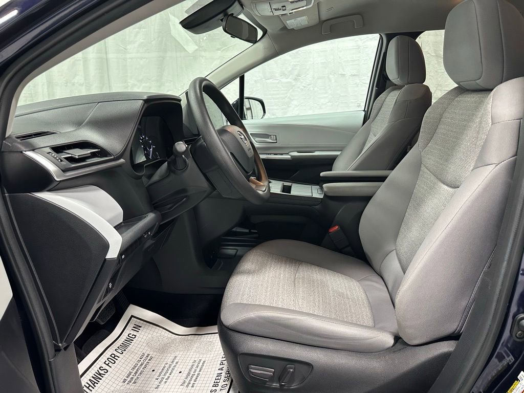 Used 2025 Toyota Sienna LE FWD image 14