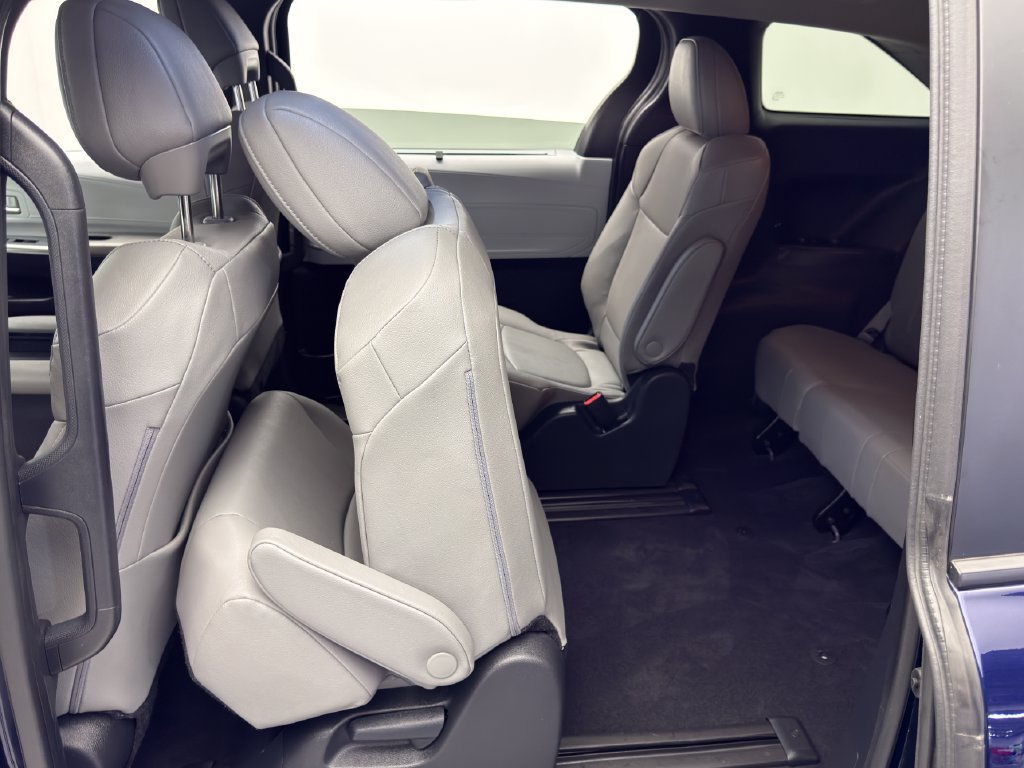 Used 2025 Toyota Sienna XLE w/ XLE Plus Package FWD image 34