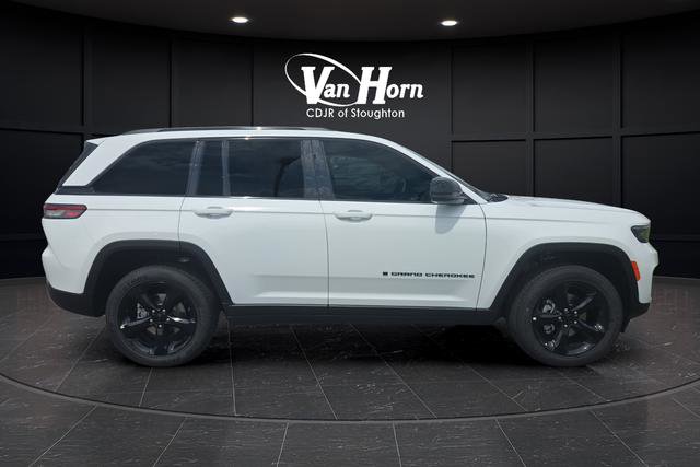 New 2025 Jeep Grand Cherokee Altitude image 2