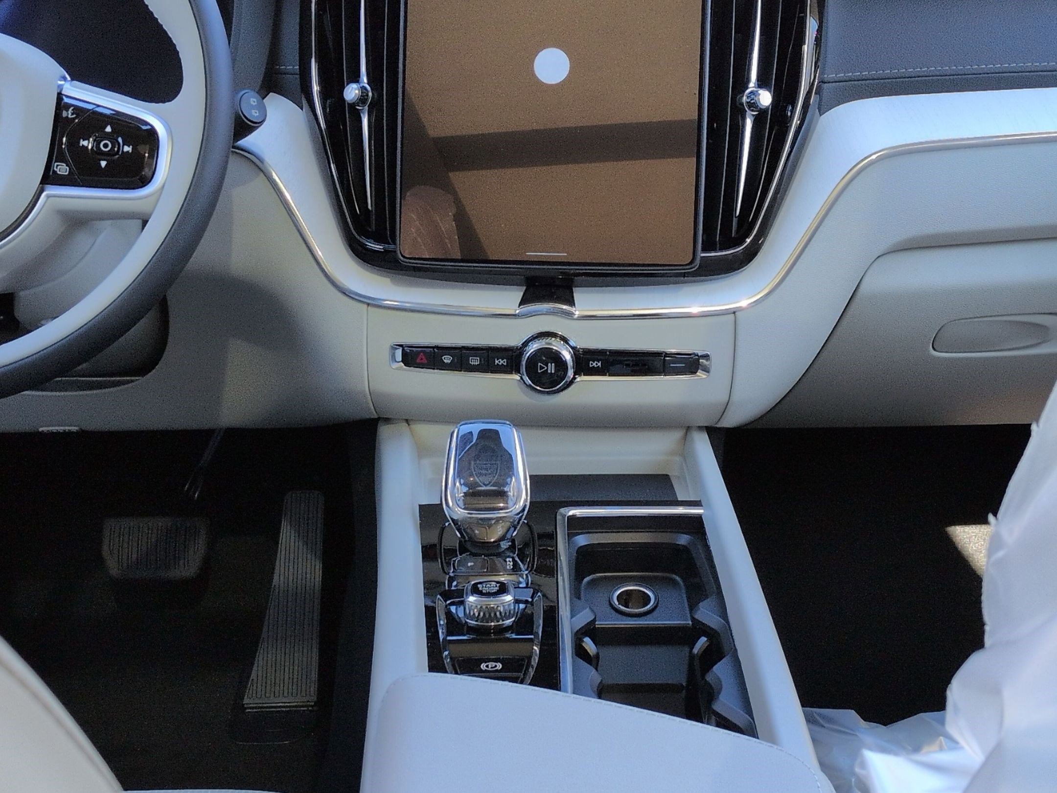 New 2026 Volvo XC60 B5 Ultra w/ Protection Package Premier image 17