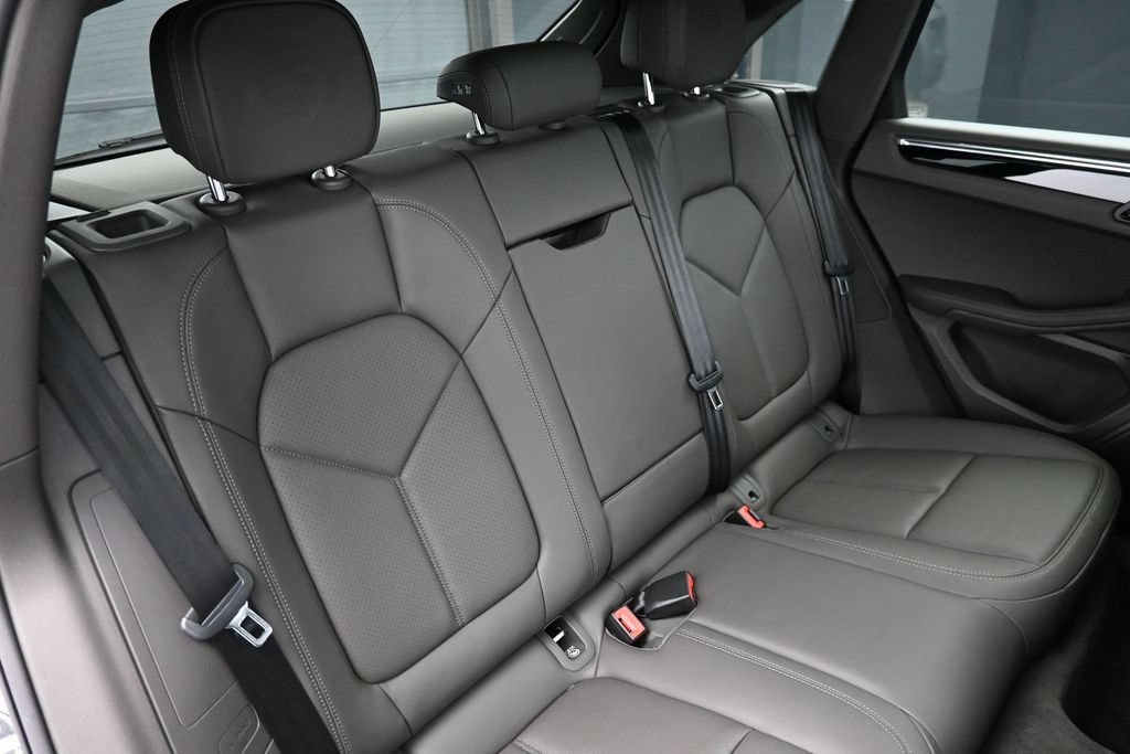 Certified 2025 Porsche Macan AWD/4WD image 29