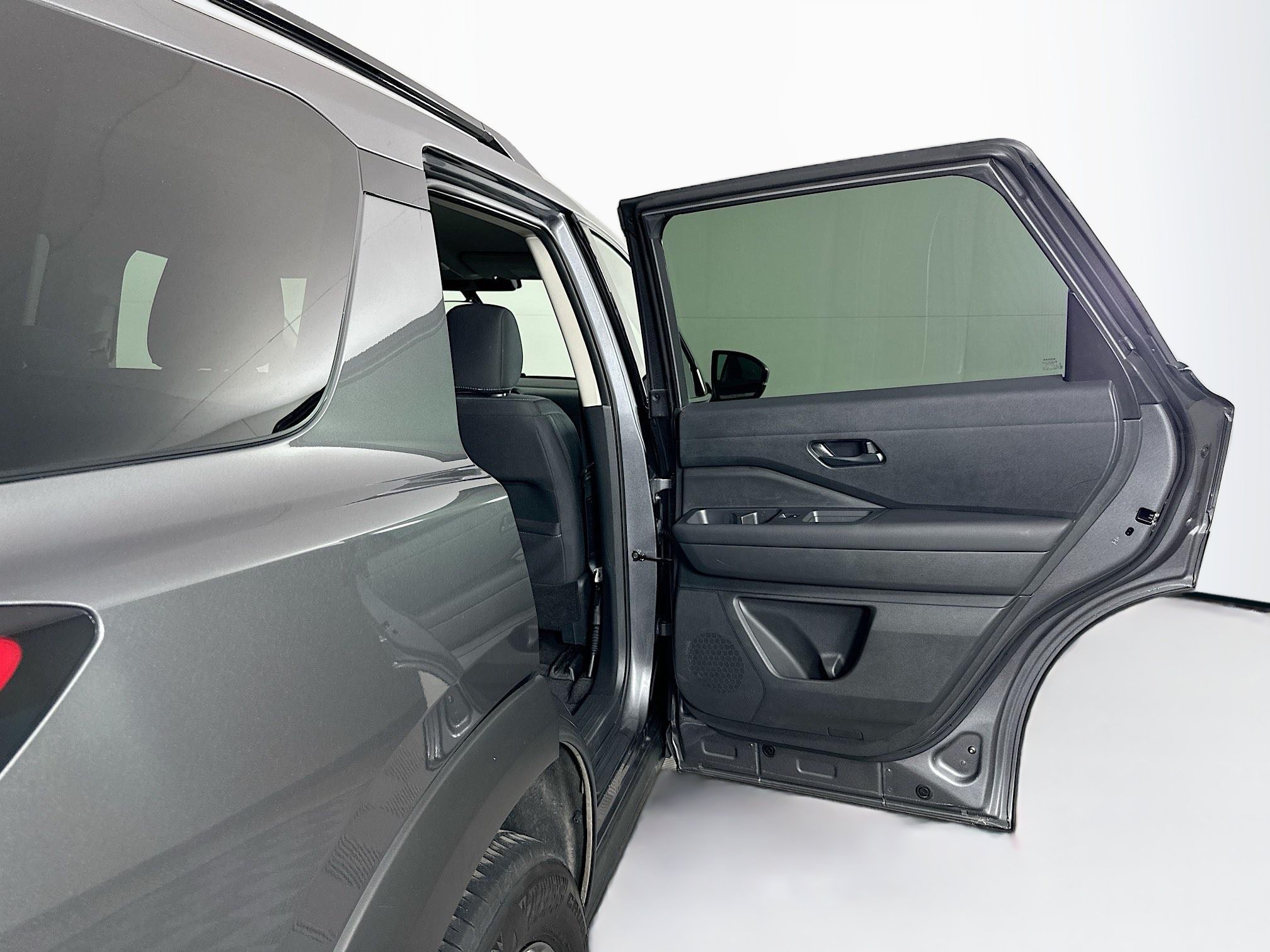 Used 2025 Nissan Pathfinder SV FWD image 32