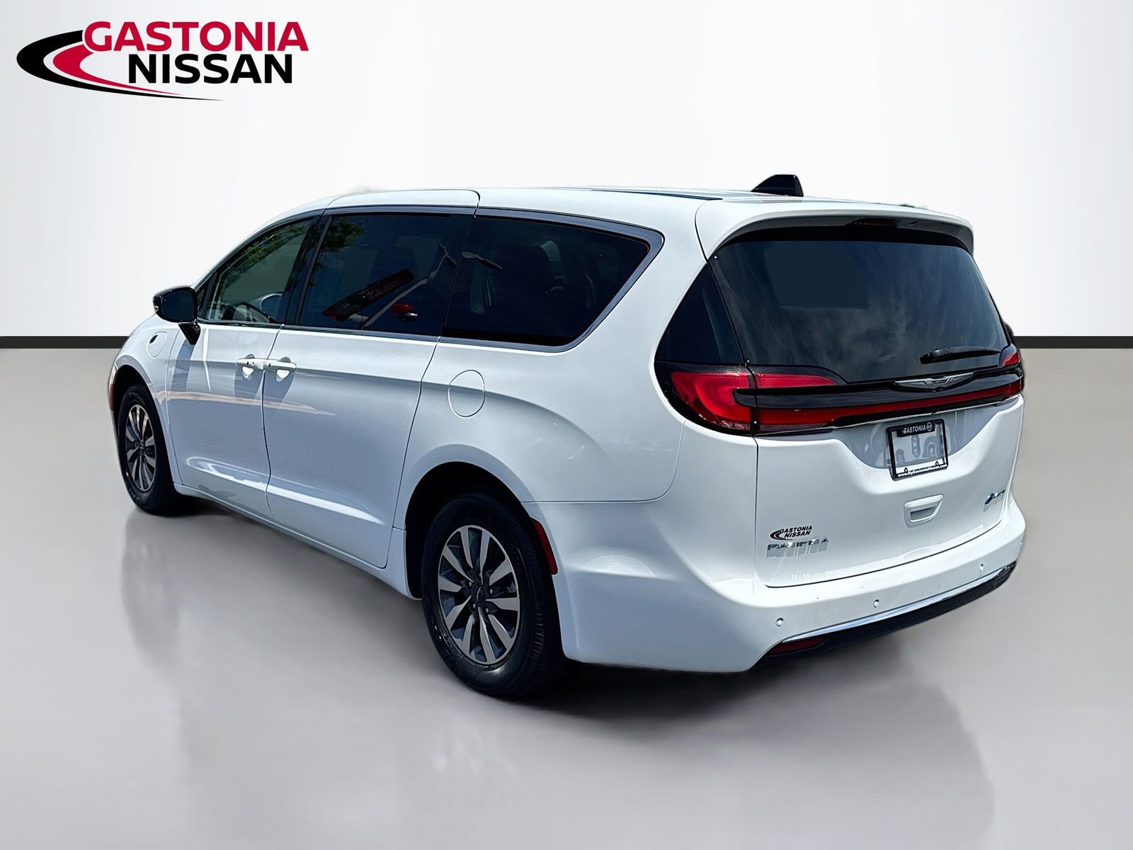 Used 2024 Chrysler Pacifica Limited FWD image 6