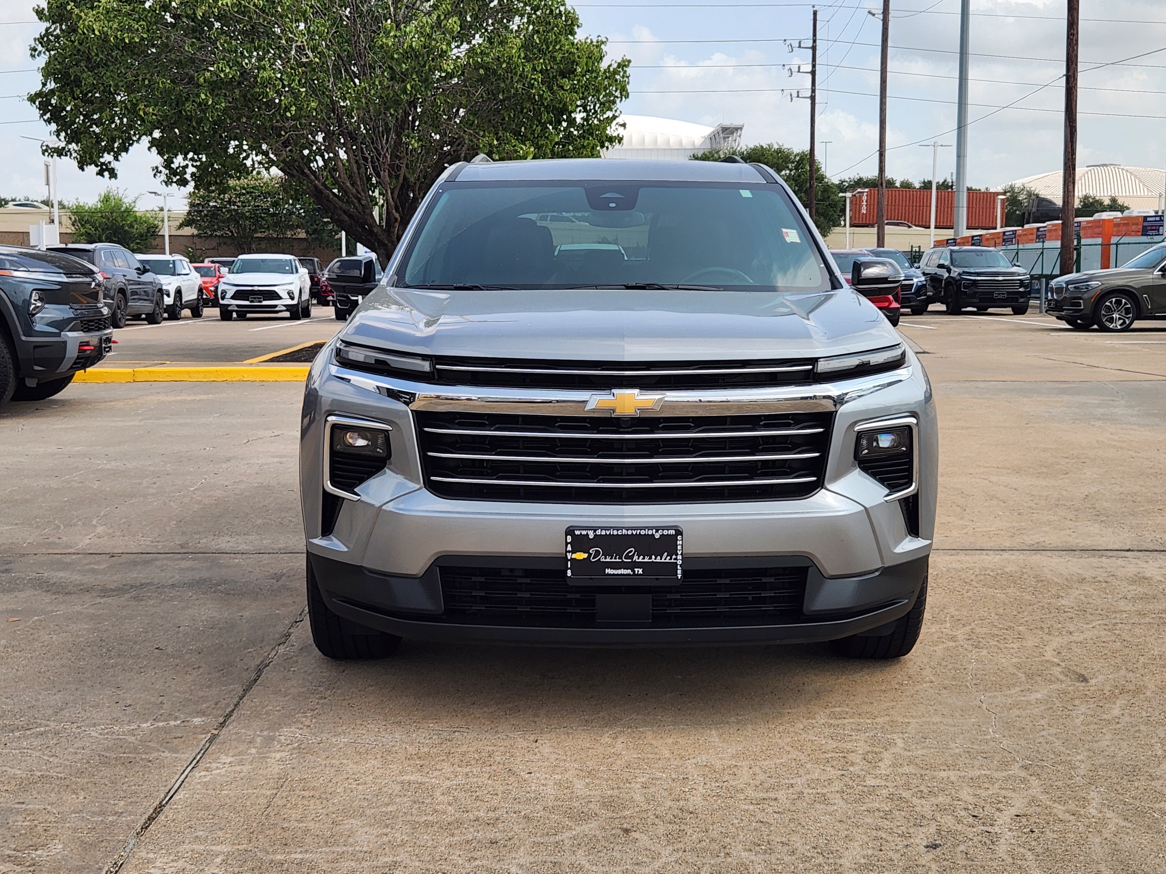 Used 2025 Chevrolet Traverse LT FWD image 3