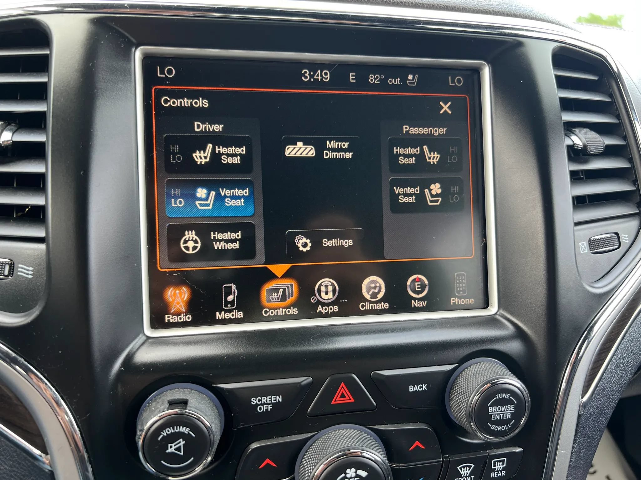 Used 2015 Jeep Grand Cherokee Overland w/ Advanced Technology Group AWD/4WD image 17