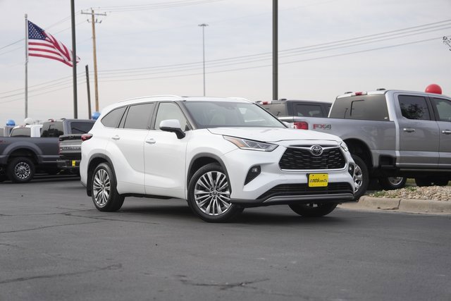 Used 2022 Toyota Highlander Platinum image 2