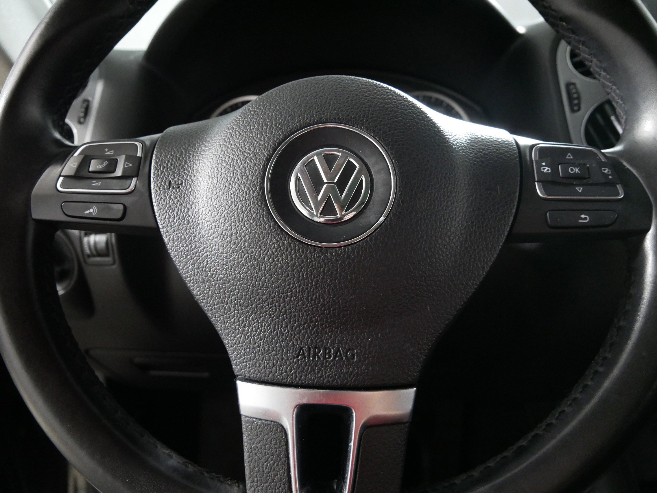 Used 2014 Volkswagen Tiguan SEL AWD/4WD image 25