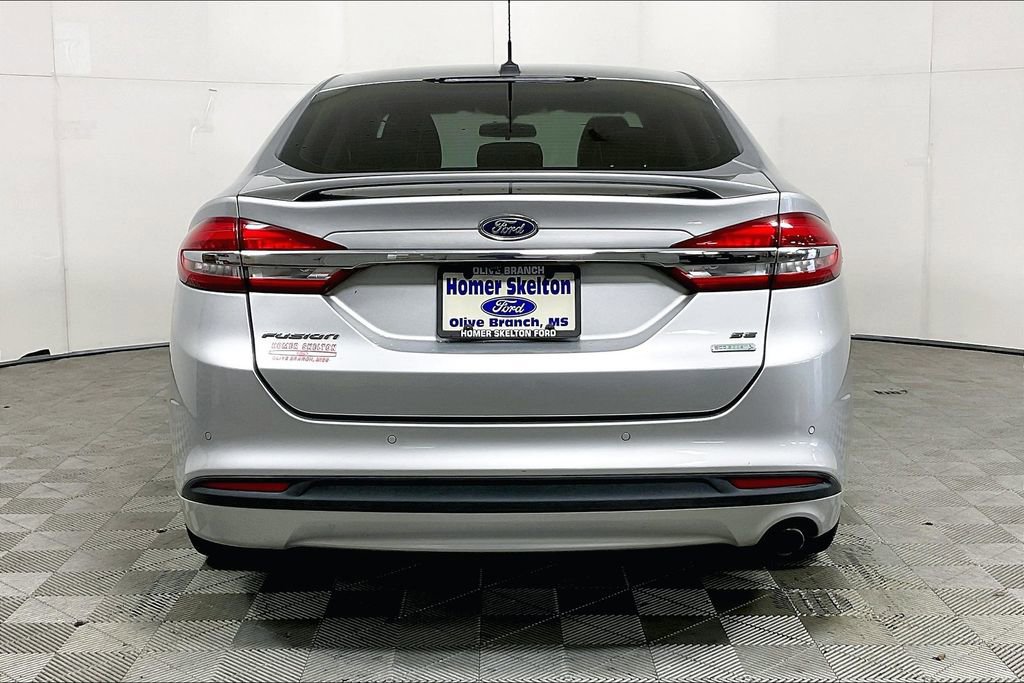 Used 2017 Ford Fusion SE w/ Equipment Group 201A image 4