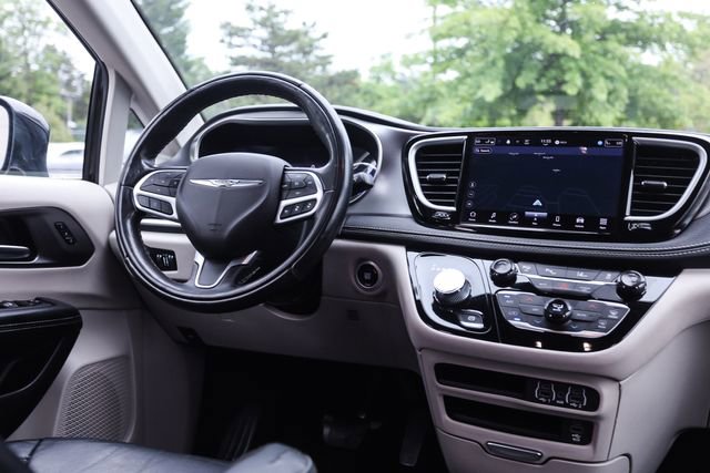 Used 2022 Chrysler Pacifica Touring-L w/ Uconnect Theater Family Group FWD image 23