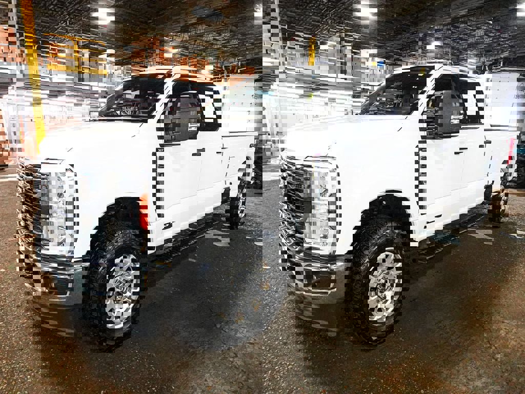 Used 2024 Ford F250 XLT AWD/4WD image 3