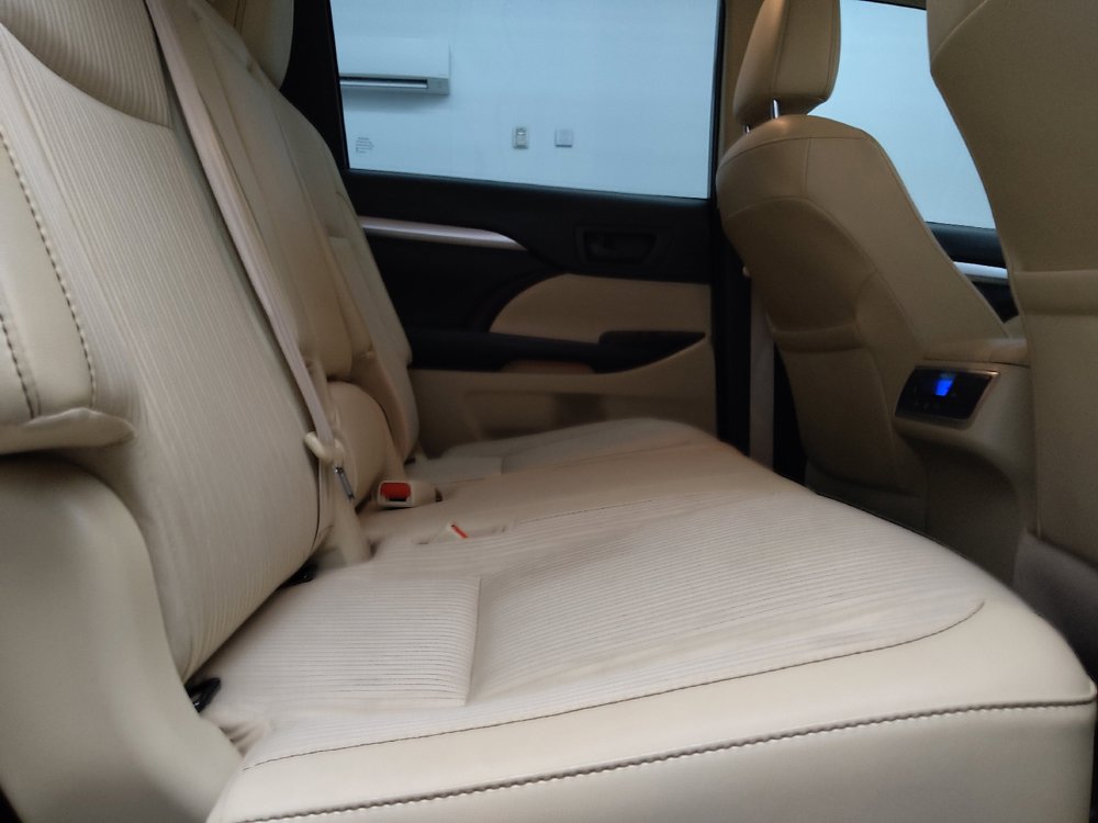 Used 2019 Toyota Highlander Plus FWD image 19