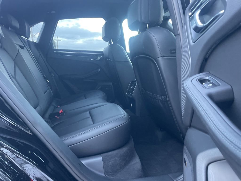 Certified 2025 Porsche Macan AWD/4WD image 18