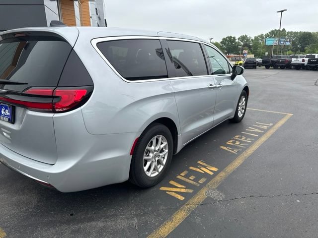 Used 2023 Chrysler Pacifica Touring-L FWD image 6