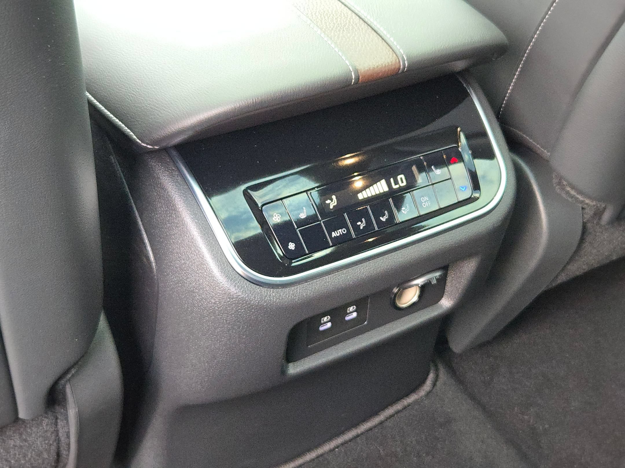 Certified 2025 Nissan Armada Platinum RWD image 23