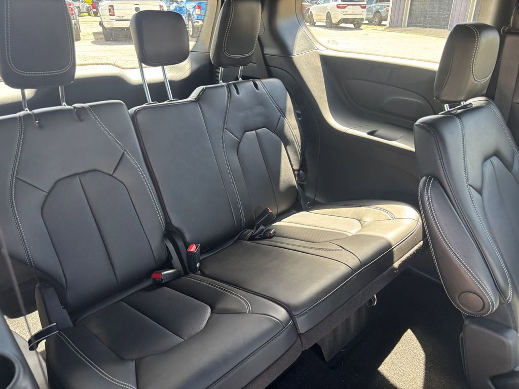 Used 2025 Chrysler Pacifica Select FWD image 32