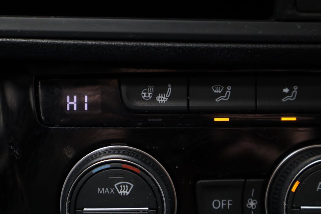 Used 2021 Volkswagen Jetta SE w/ SE Cold Weather Package image 3