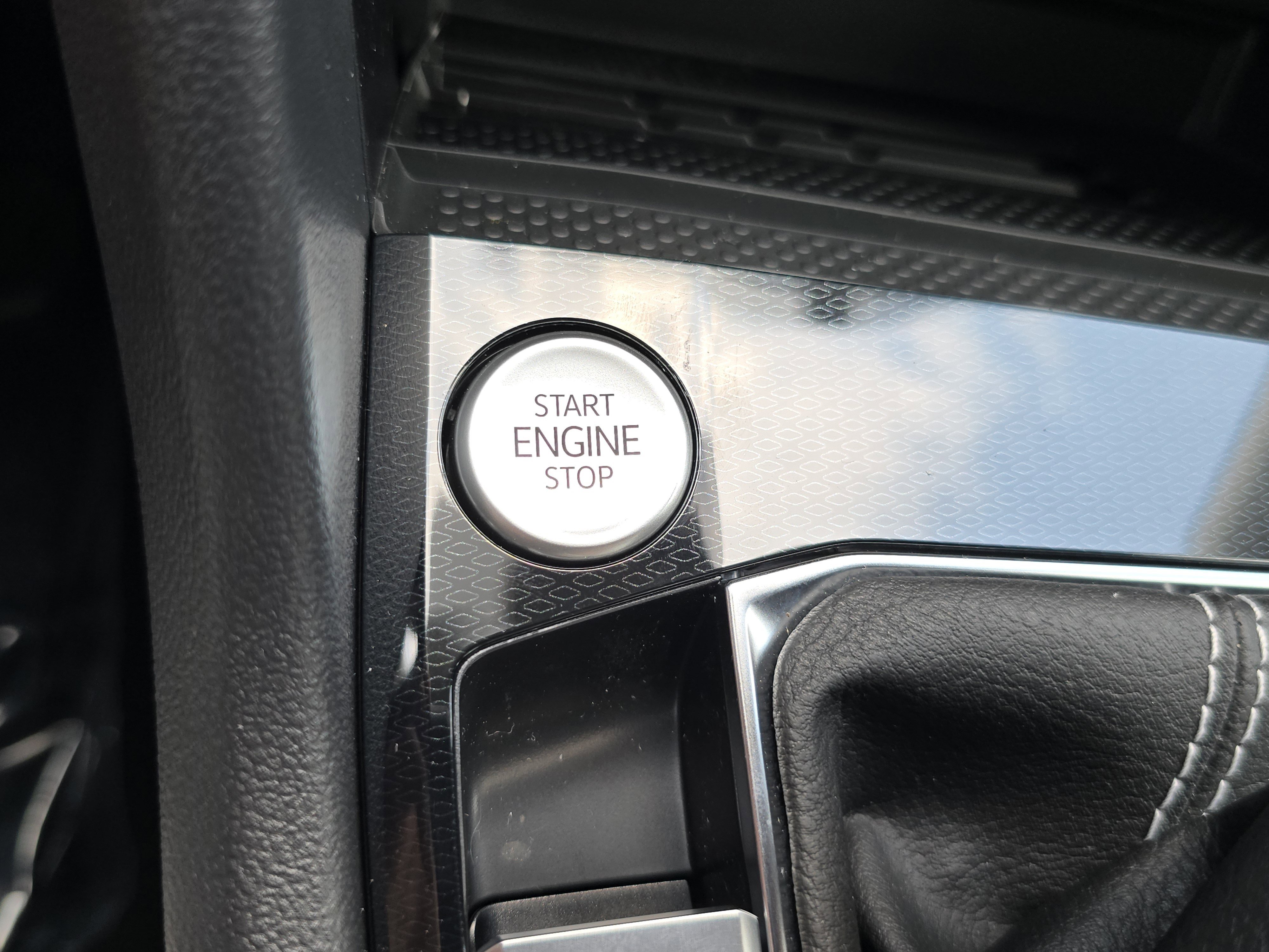 New 2025 Volkswagen Taos SE image 14