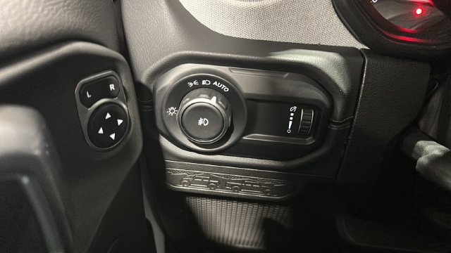 Used 2024 Jeep Wrangler Unlimited Sahara w/ Technology Group AWD/4WD image 11