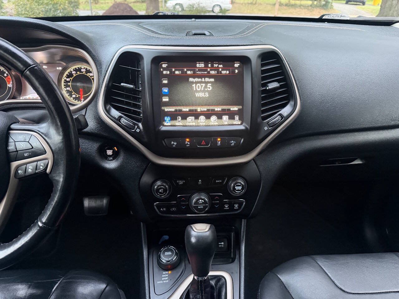 Used 2016 Jeep Cherokee Limited w/ Technology Group AWD/4WD image 22