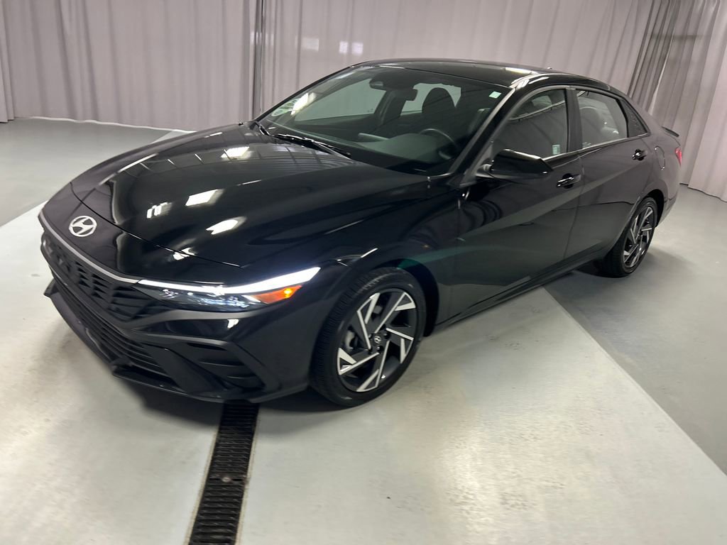 Used 2025 Hyundai Elantra SEL w/ Cargo Package FWD video 3