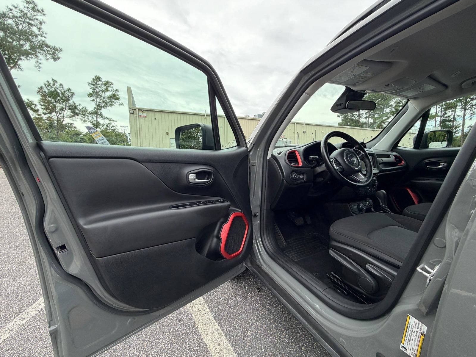 Used 2020 Jeep Renegade Trailhawk w/ Cold Weather Group AWD/4WD image 17