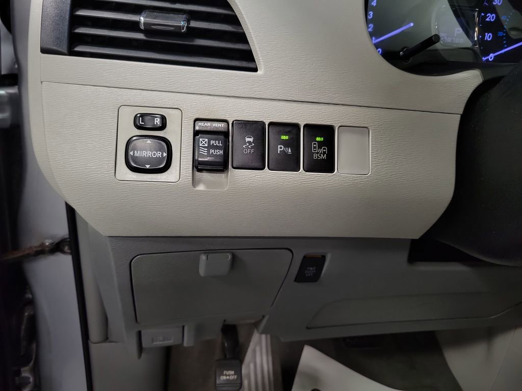 Used 2014 Toyota Sienna XLE image 23